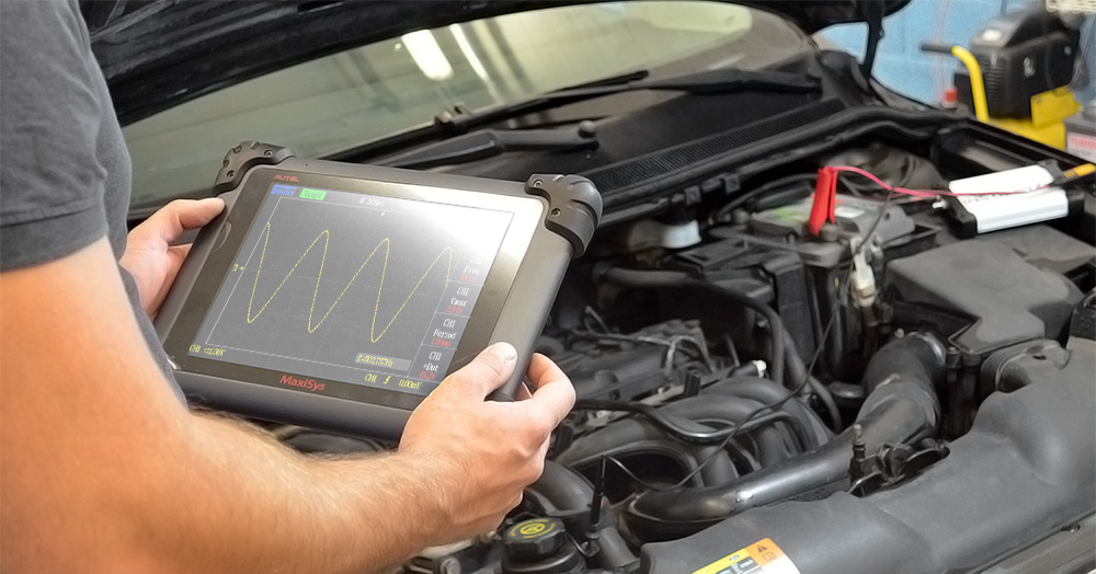 Ilves Motorsi tehnik teeb auto mootorile diagnostikat